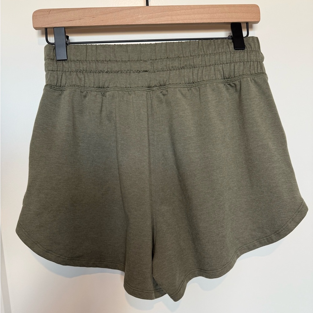 Vuori Halo Performance Shorts 2.0 in Dark Metal Heather - Picture 5 of 7